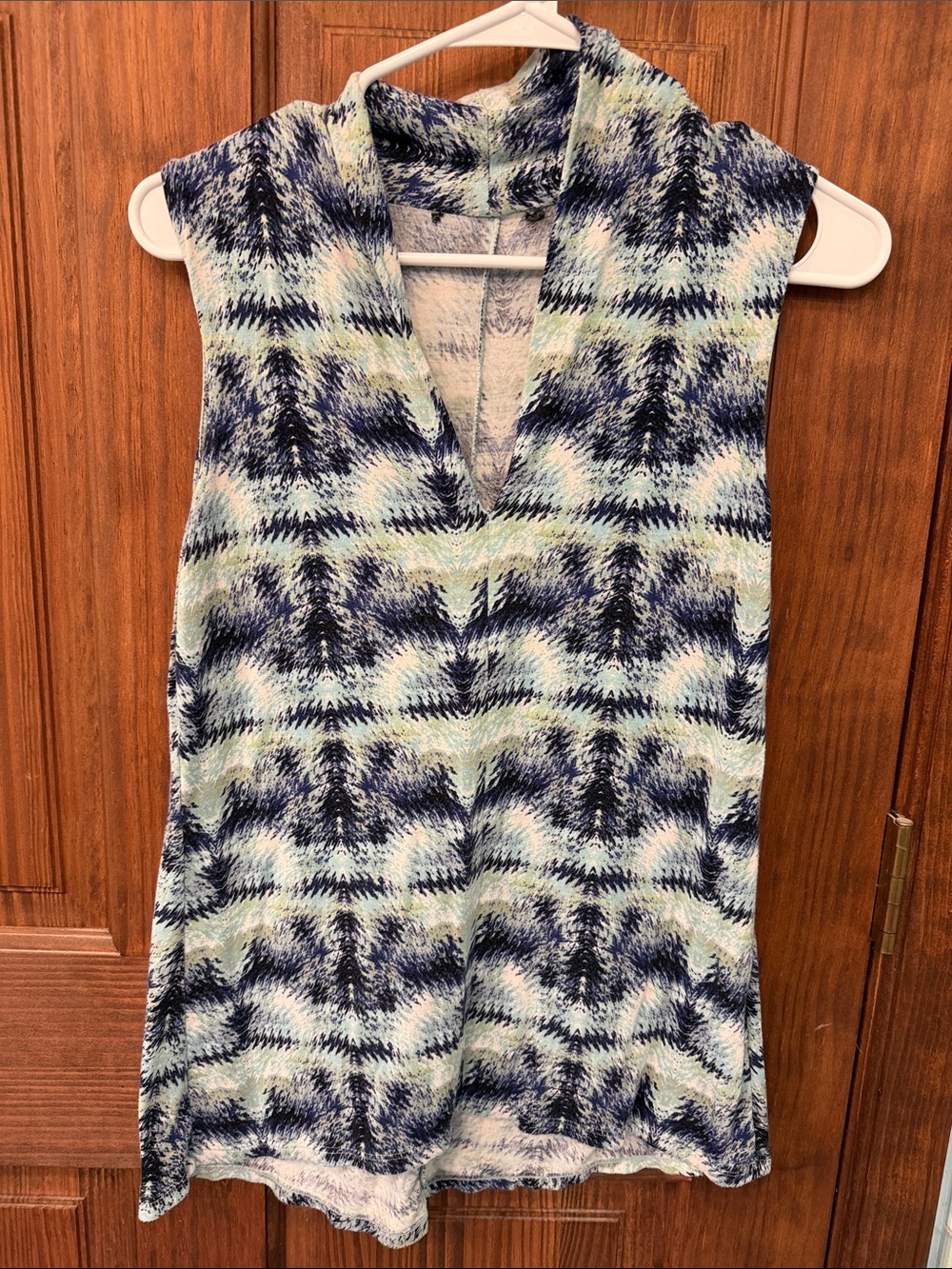 Sleeveless V-Neck Knit Top in Navy and Mint